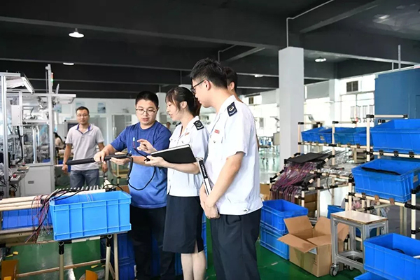 適用制造業等六個行業留抵退稅政策的納稅主體如何確定？